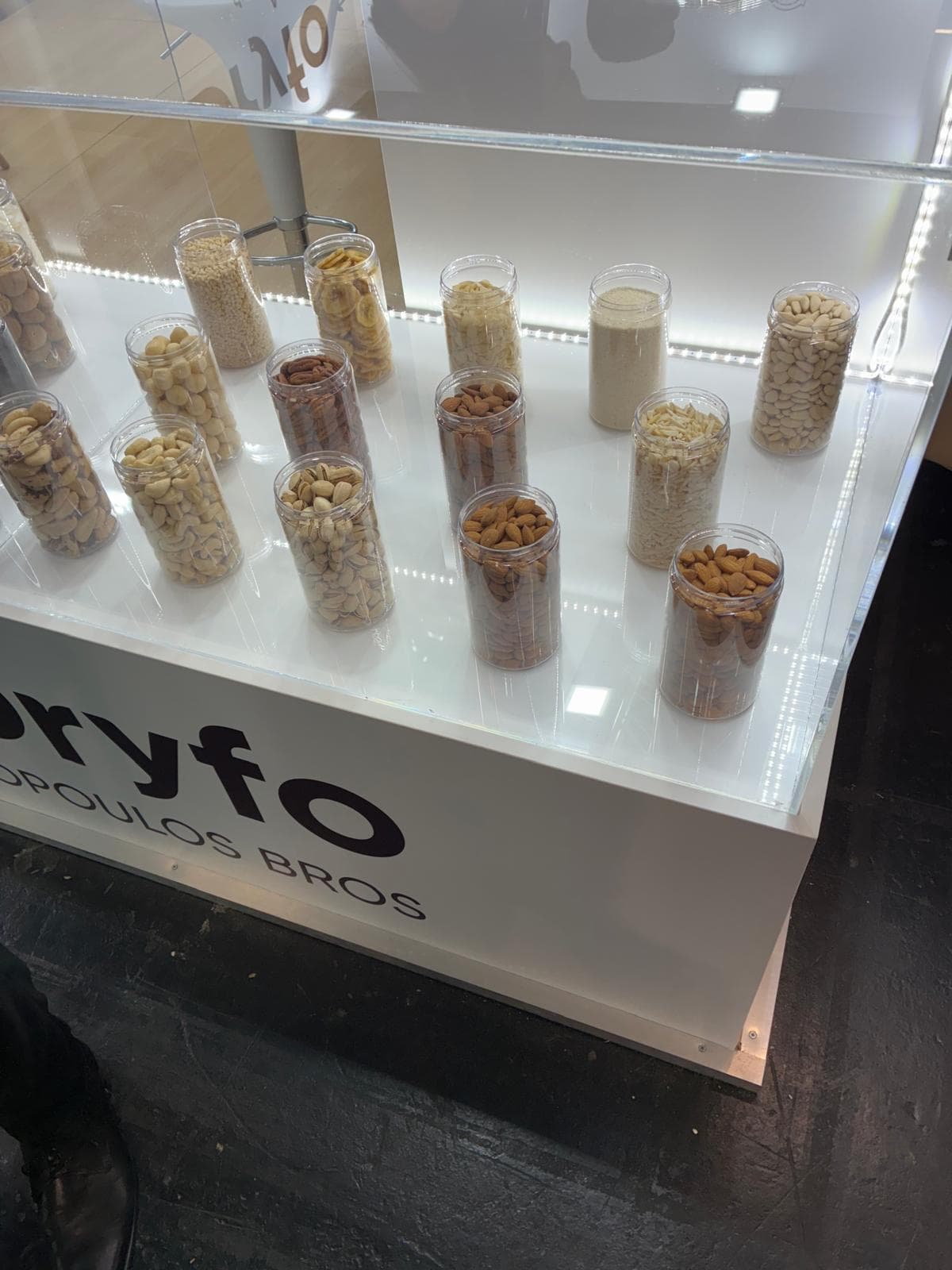 Bocaux de fruits à coque exposés sur un stand du salon SIAL Paris 2026